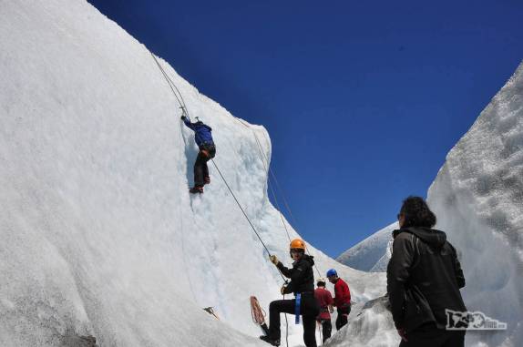 Curso de escalada no gelo no glaciar Viedma, no Parque Nacional Los Glaciares, região de El Chaltén, no sul da Argentina